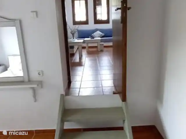 Location de Vacances Grèce, Pelion, Platania, pension / maison d’hôtes / chambre privée - Villa Katerina - Agamemnon  Villa Katerina - Appartement Agamemnon - Porte de la chambre à l’espace de vie