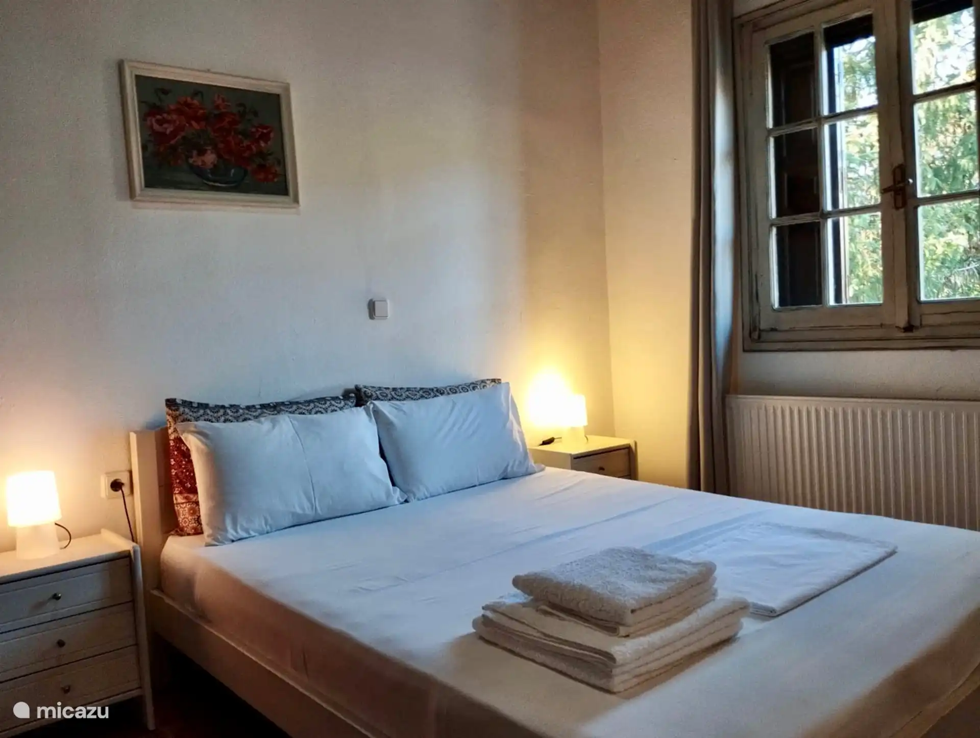Villa Katerina - Agamemnon Apartment - Doppelbett im Schlafzimmer