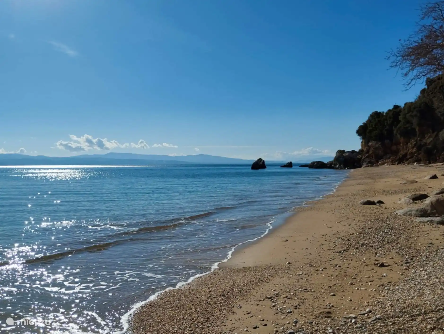 Het strand van Platabnias