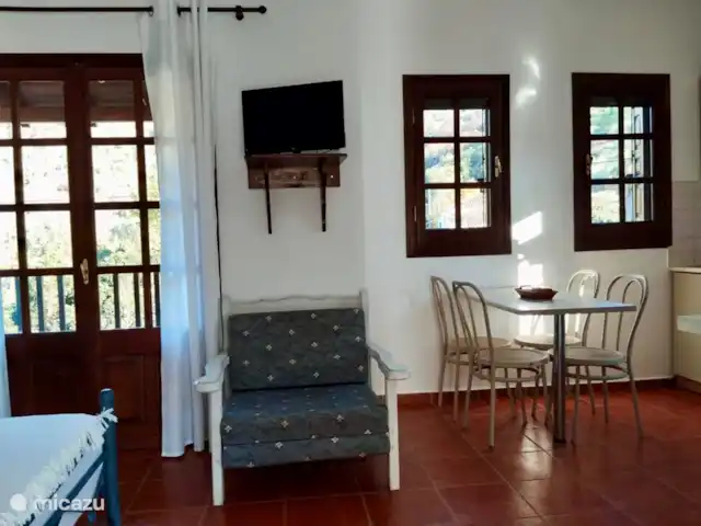 pension / guesthouse / privékamer huren in Griekenland, Pilion, Platania – Villa Katerina - Achilles Villa Katerina - Achilles Studio - eettafel