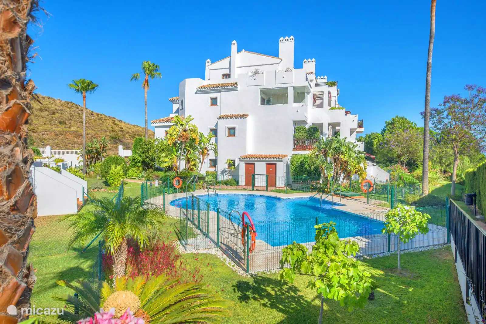 La piscina m&#225;s peque&#241;a ofrece un extremo profundo, perfecto para bucear y disfrutar de refrescantes saltos en el agua.