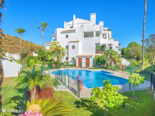 Finca San Antonio - Luxe Appartement huren in Spanje, Andalusië, Mijas - appartement Het kleinere zwembad biedt een diep gedeelte, perfect om te duiken en te genieten van verfrissende sprongen in het water.