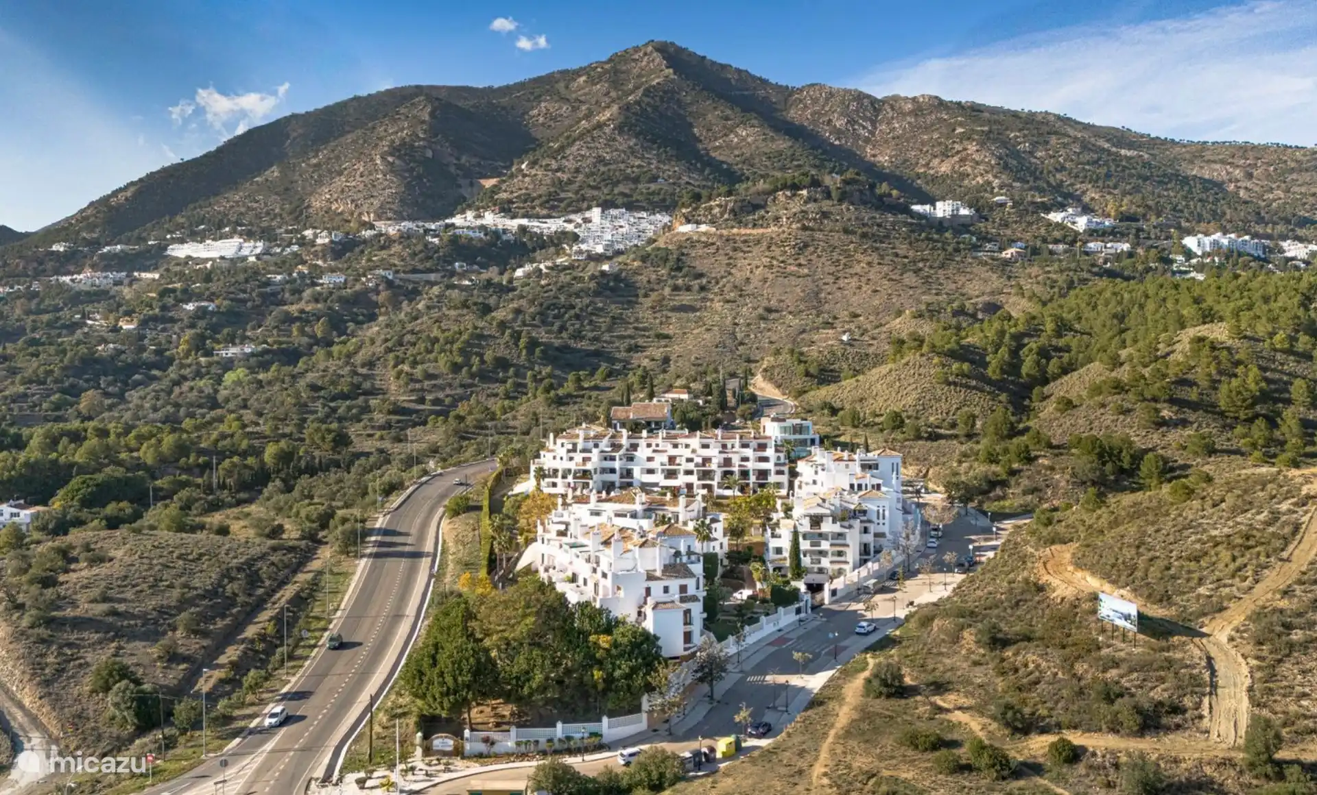 Finca San Antonio desde el cielo con el pueblo de Mijas Pueblo al fondo.