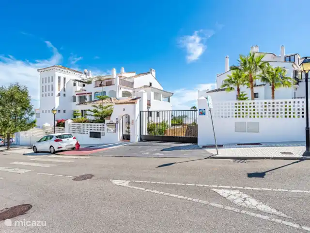 Finca San Antonio - Luxe Appartement huren in Spanje, Andalusië, Mijas - appartement Finca San Antonio is volledig omheind en biedt een veilige, beschutte omgeving. Bovendien is er ruime parkeergelegenheid buiten de poort, zodat je altijd een goede plek hebt om je auto te parkeren.