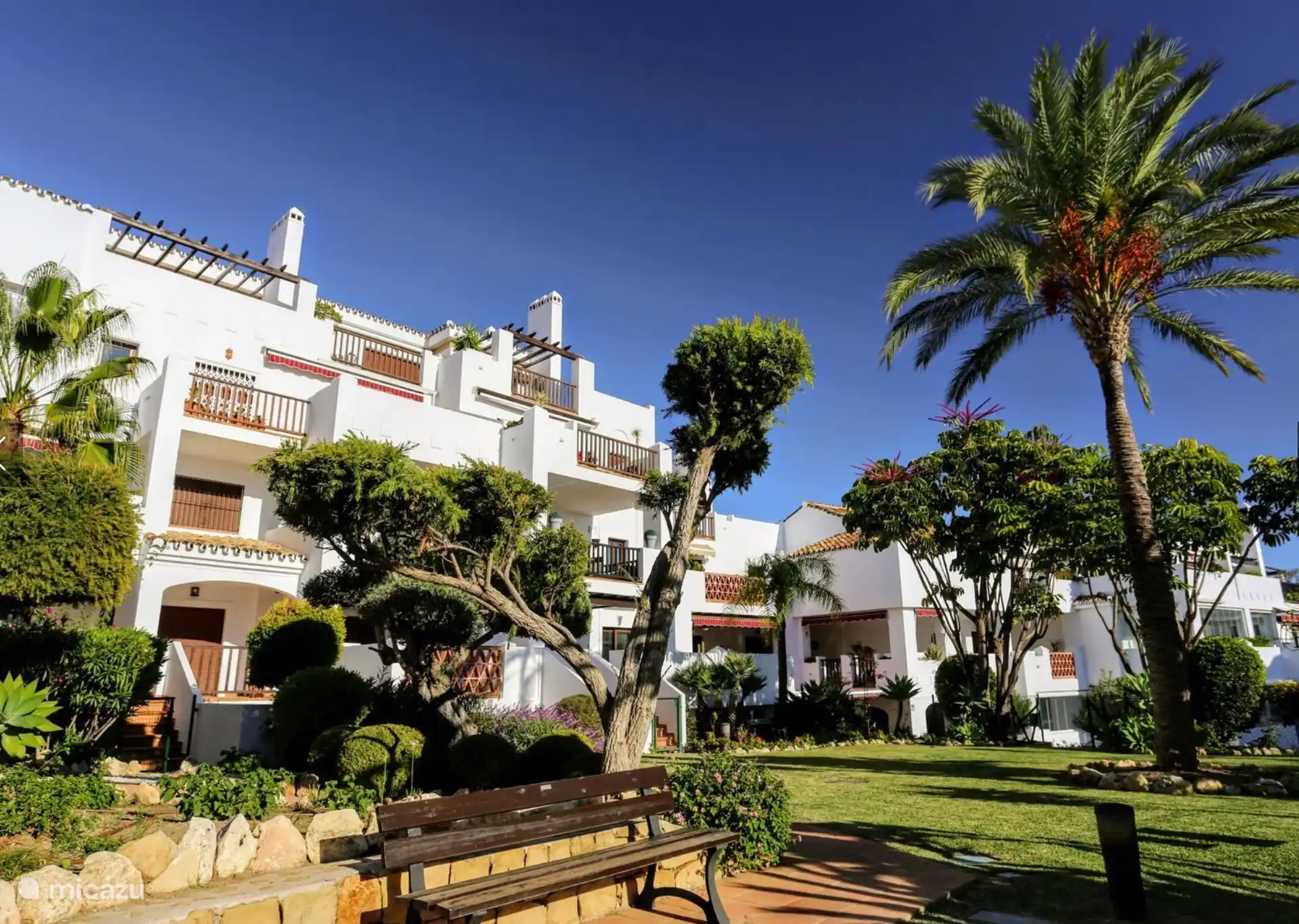 Mucha vegetaci&#243;n y espacio en los jardines.