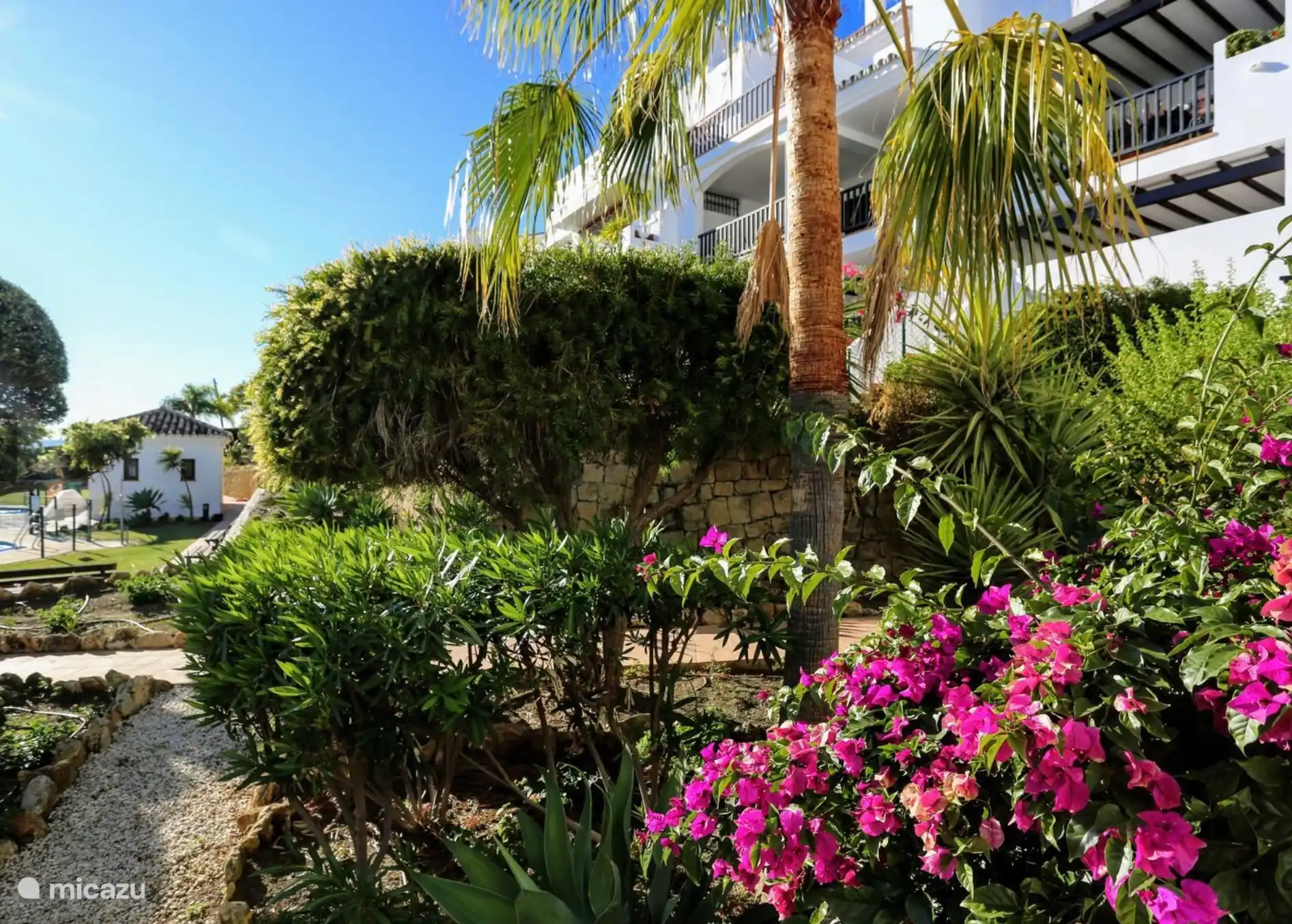 Disfrute del colorido esplendor de los jardines bien cuidados, donde las flores brillantes iluminan el paisaje y crean un ambiente relajante.