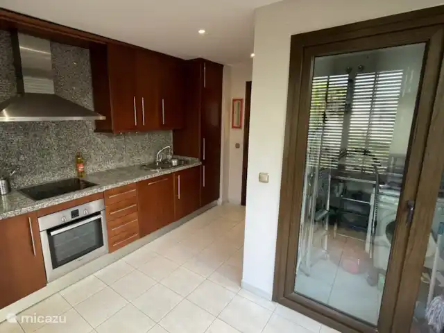 Finca San Antonio - Luxe Appartement huren in Spanje, Andalusië, Mijas - appartement Vanuit de keuken heb je toegang tot een compacte bijkeuken met wasmachine en schoonmaakbenodigdheden — ideaal voor een opgeruimd en zorgeloos verblijf.