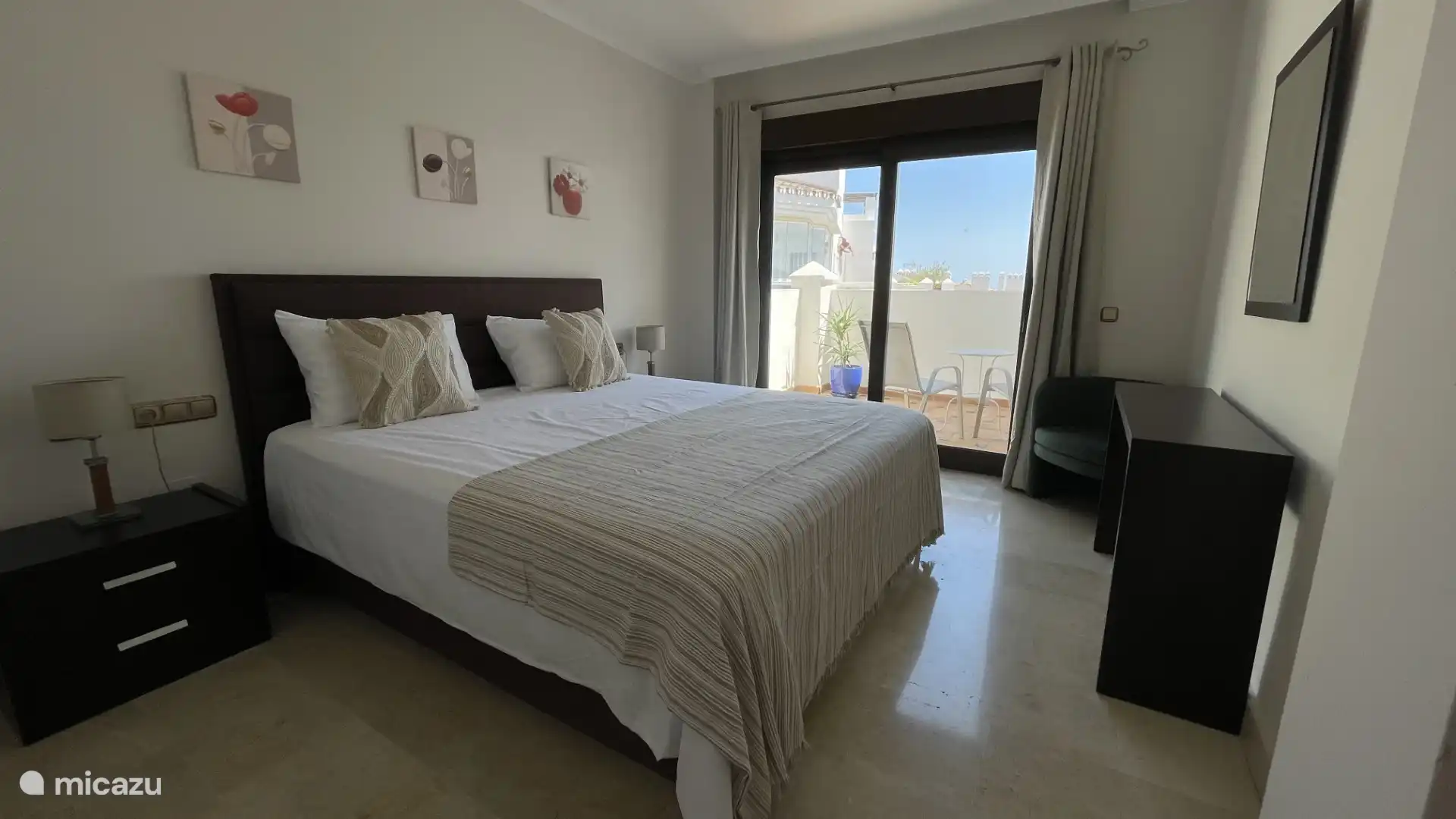 En el coraz&#243;n de la habitaci&#243;n hay una lujosa cama king-size que est&#225; perfectamente posicionada para disfrutar tanto de las vistas como del espacio. 