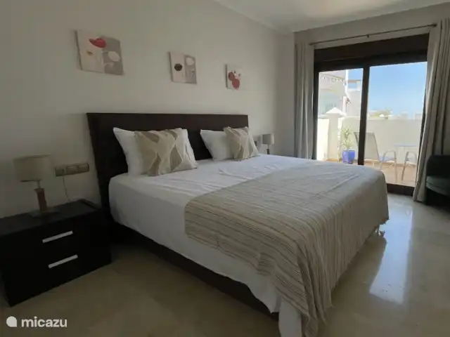 Finca San Antonio - Luxe Appartement huren in Spanje, Andalusië, Mijas - appartement Het hart van de kamer wordt gevormd door een luxueus kingsize bed dat perfect gepositioneerd is om zowel van het uitzicht als van de ruimte te genieten.