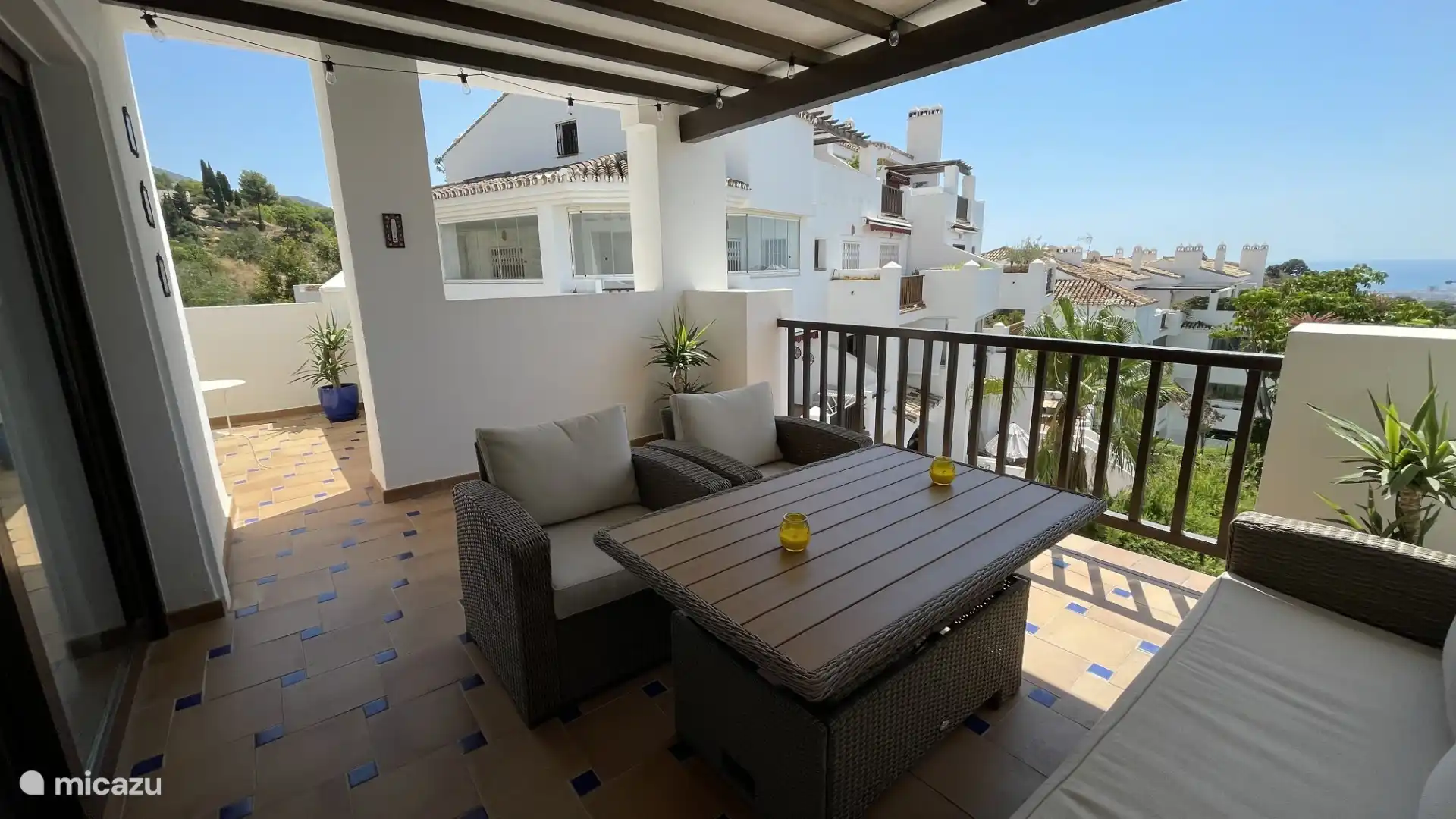 Las macetas de color azul celeste con plantas resistentes al sol aportan color y car&#225;cter. Todos los muebles han sido actualizados para un aspecto fresco y contempor&#225;neo y una comodidad adicional.