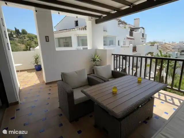 Finca San Antonio - Luxe Appartement huren in Spanje, Andalusië, Mijas - appartement Azuurblauwe potten met zonbestendige planten brengen kleur en karakter. Alle meubels zijn vernieuwd voor een frisse, eigentijdse uitstraling en extra comfort.