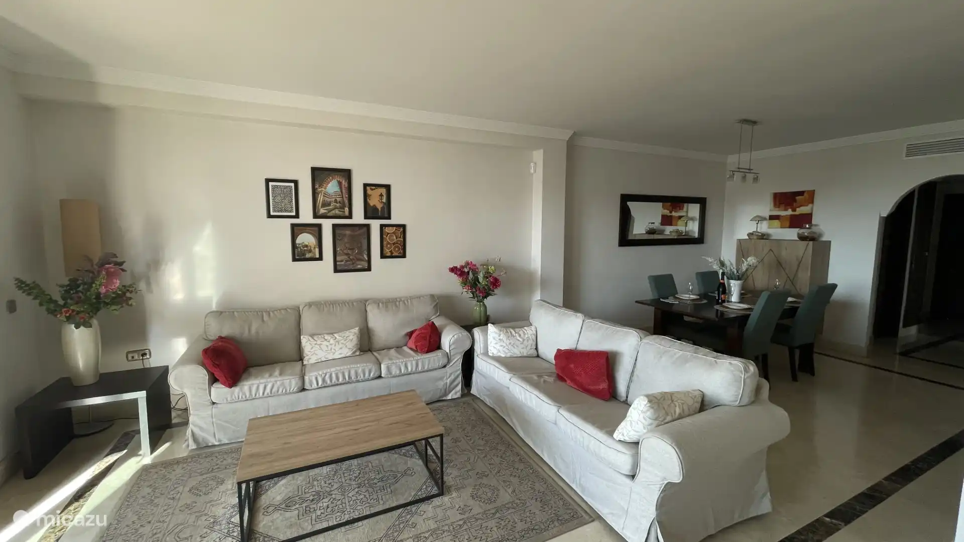 El interior emana paz y ambiente. Gran parte del mobiliario se ha renovado recientemente, lo que le da al espacio un aspecto fresco y contempor&#225;neo. Los acentos elegantes completan la imagen.