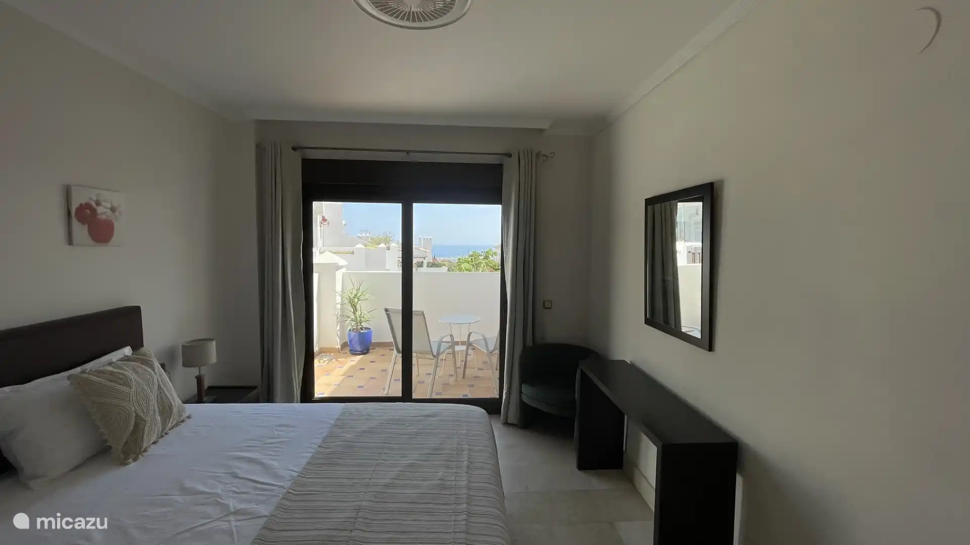 Este hermoso dormitorio principal completamente renovado emana paz y comodidad. El espacio est&#225; generosamente distribuido y ba&#241;ado de luz natural gracias a los grandes ventanales y al acceso directo al balc&#243;n. 