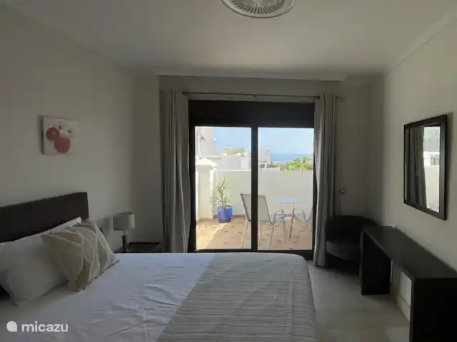 Finca San Antonio - Luxe Appartement huren in Spanje, Andalusië, Mijas - appartement Deze prachtige, volledig vernieuwde masterbedroom straalt rust en comfort uit. De ruimte is royaal opgezet en baadt in natuurlijk licht dankzij de grote ramen en de directe toegang tot het balkon.