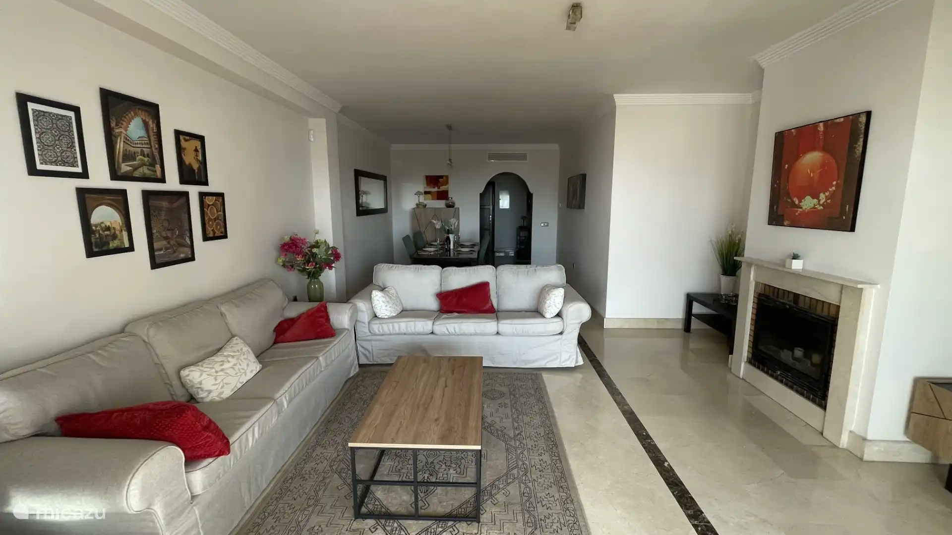 Ya sea que desee disfrutar de la vista, una velada acogedora frente al fuego o simplemente dejarse caer en el sof&#225;, este espacio ofrece comodidad con estilo.