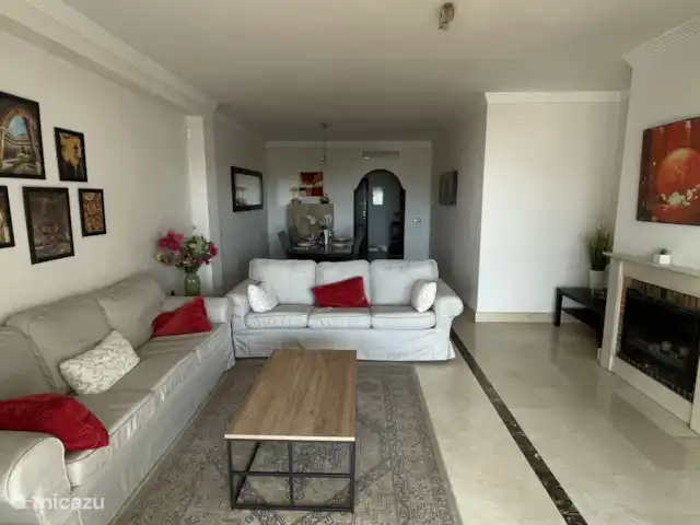 Finca San Antonio - Luxe Appartement huren in Spanje, Andalusië, Mijas - appartement Of je nu wilt genieten van het uitzicht, een gezellige avond voor de haard, of gewoon lekker op de bank ploft — deze ruimte biedt comfort in stijl.