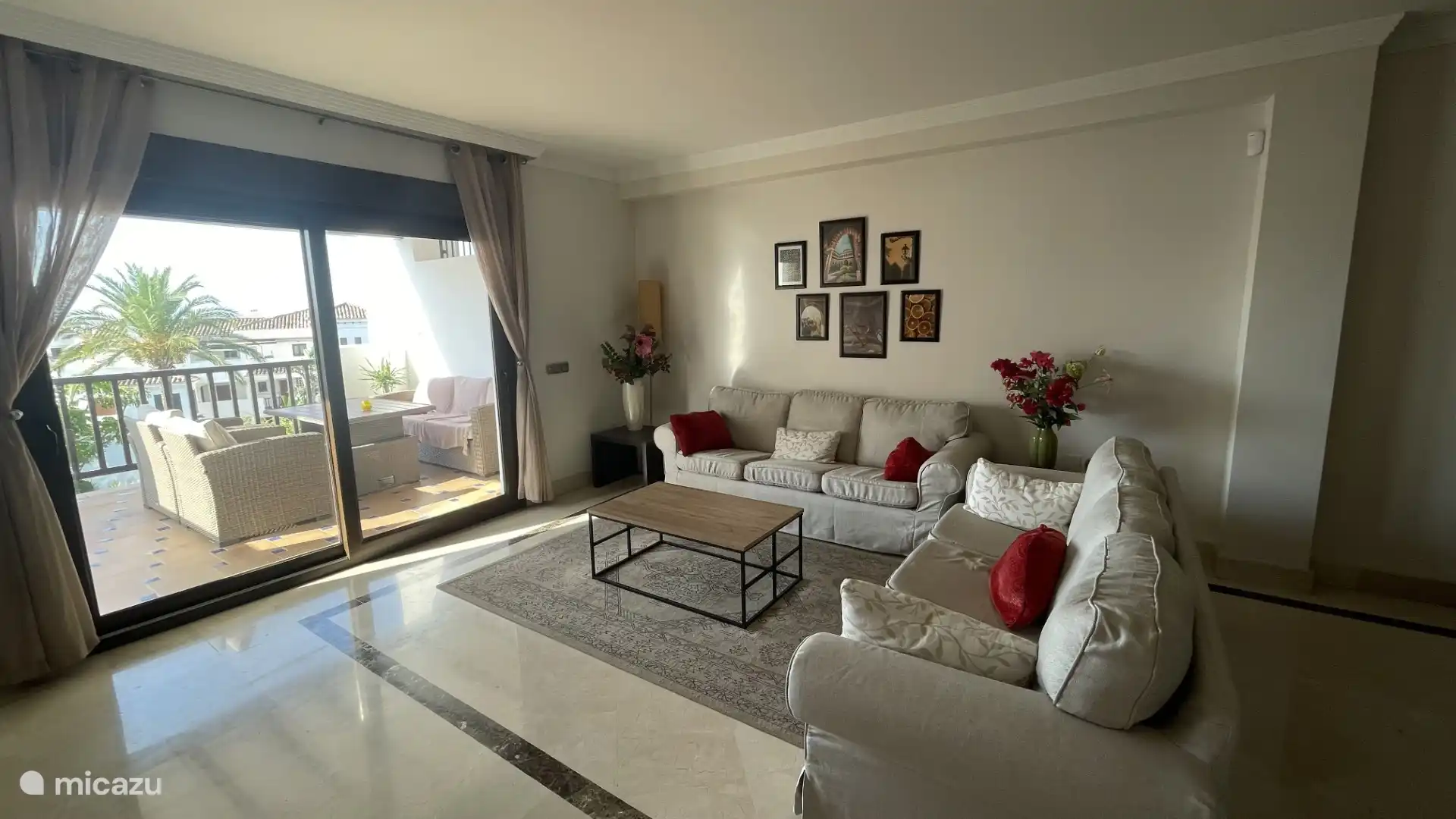 Gracias a las grandes puertas correderas, la sala de estar fluye a la perfecci&#243;n hacia la espaciosa terraza, ideal para llevar la sensaci&#243;n de exterior al interior.