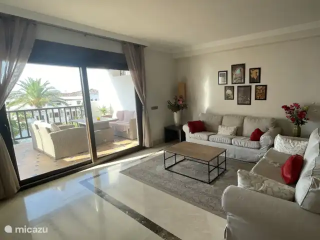 Finca San Antonio - Luxe Appartement huren in Spanje, Andalusië, Mijas - appartement Dankzij de grote schuifdeuren loopt de woonkamer naadloos over in het riante terras — ideaal om het buitengevoel naar binnen te halen.