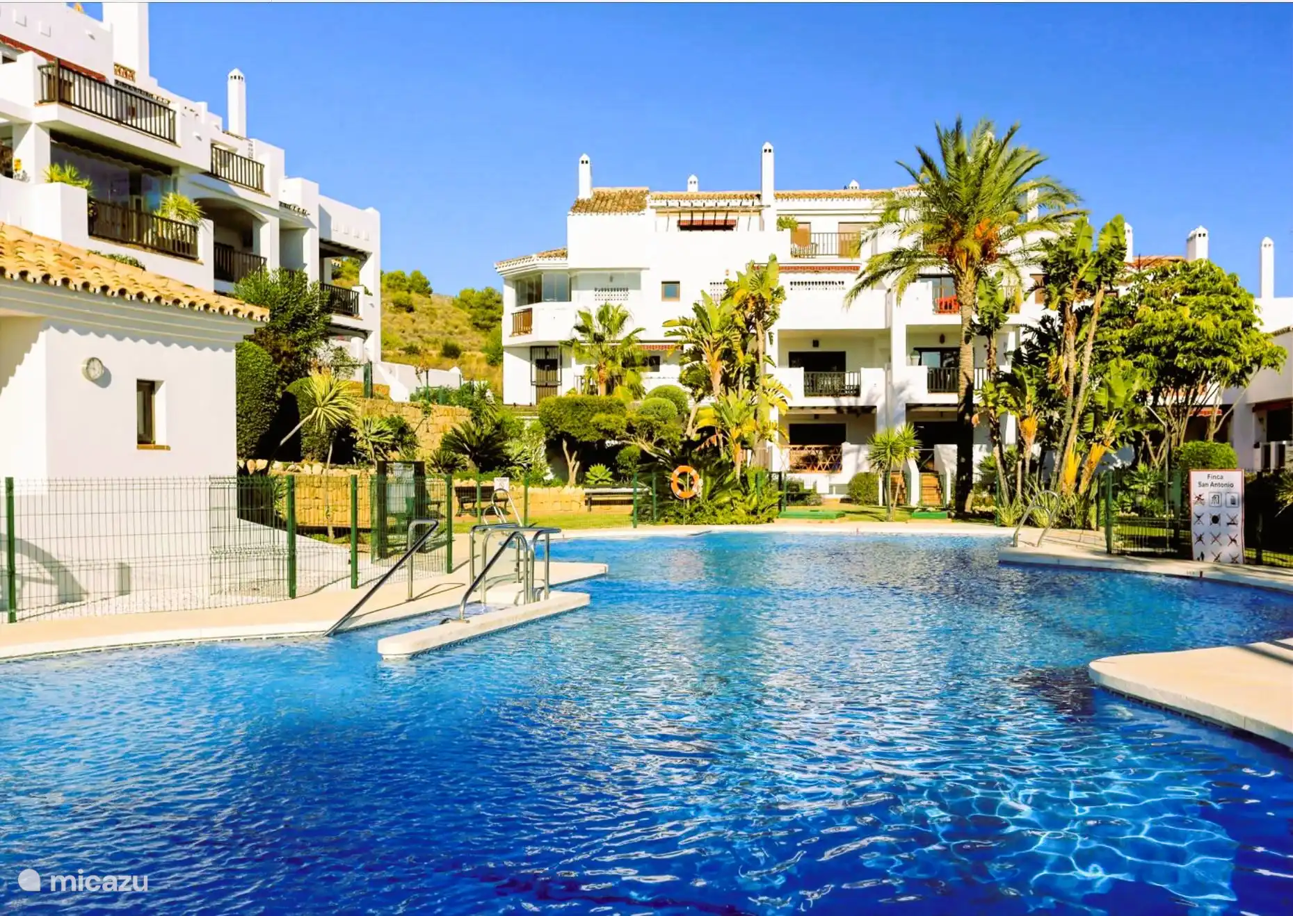 Disfruta de la encantadora piscina grande con extremo profundo y poco profundo