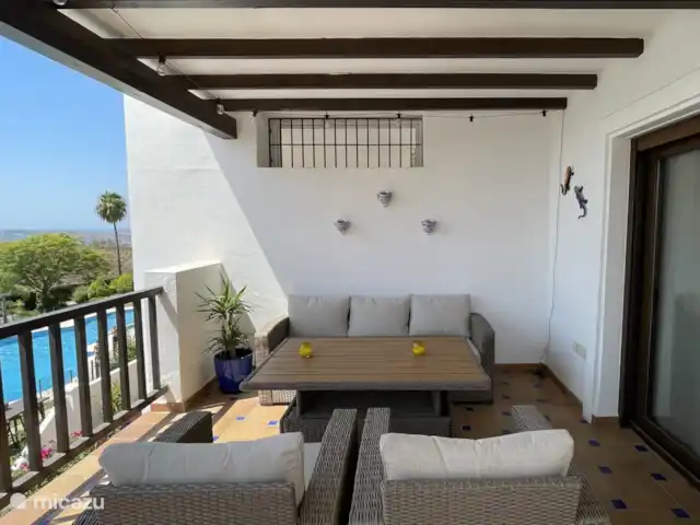 Finca San Antonio - Luxe Appartement huren in Spanje, Andalusië, Mijas - appartement  Het ruime terras kijkt uit over de tuin en het zwembad, met daarachter een prachtig panoramisch uitzicht op zee
