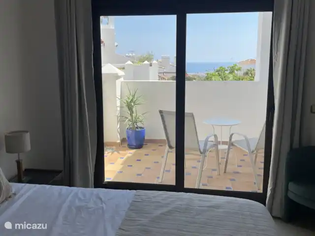 Finca San Antonio - Luxe Appartement huren in Spanje, Andalusië, Mijas - appartement Vanuit de kamer geniet je van een mooi,  uitzicht op o.a. de zee— ideaal om de dag ontspannen te beginnen of af te sluiten.