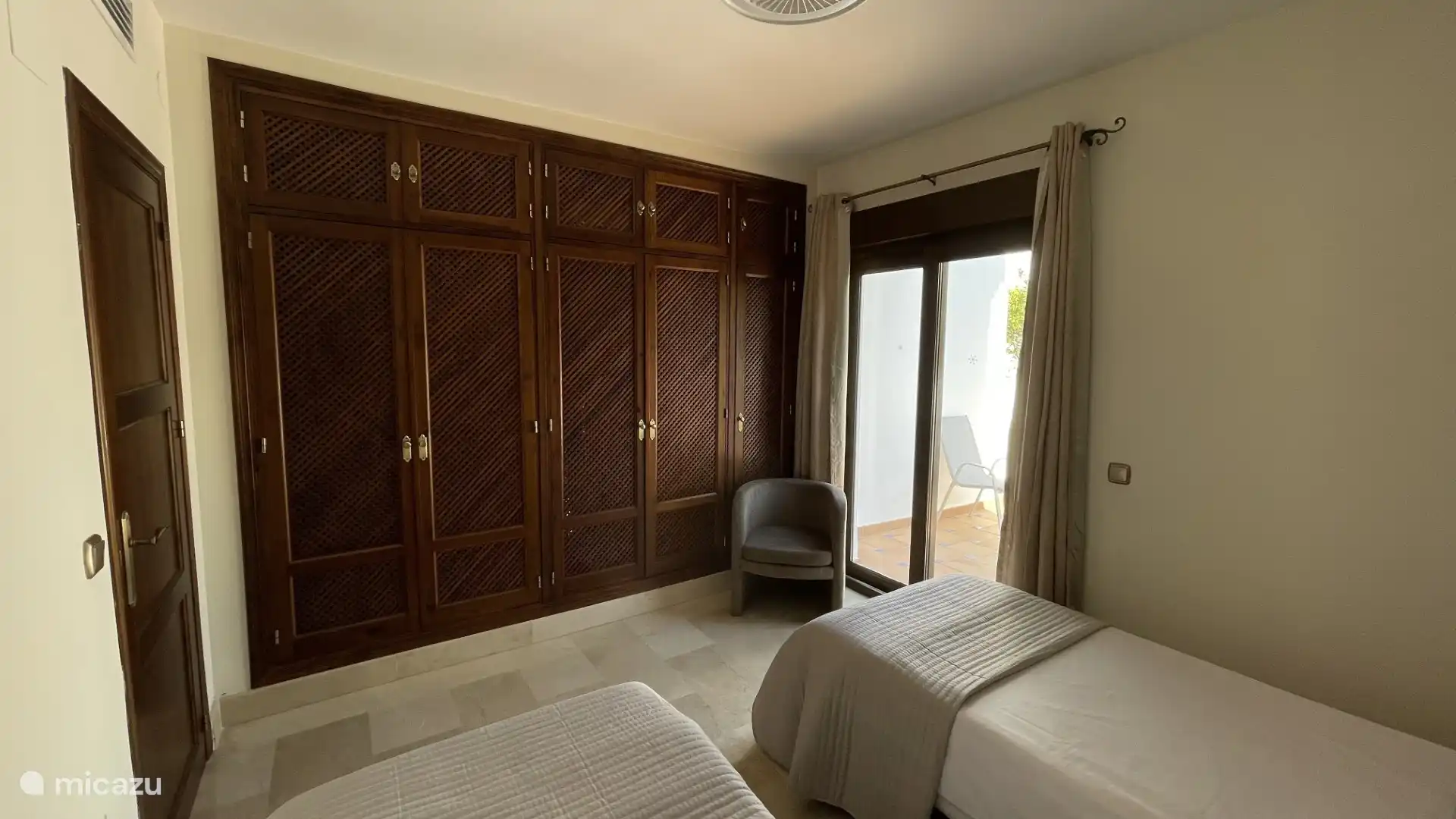 Hay espacio de almacenamiento en el armario incorporado, lo que garantiza un interior limpio y ordenado. Hay una unidad de asiento disponible para mayor facilidad de uso.