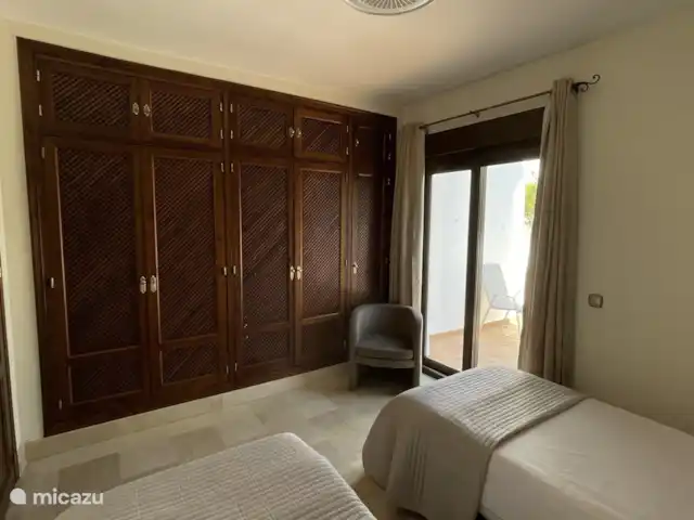 Finca San Antonio - Luxe Appartement huren in Spanje, Andalusië, Mijas - appartement Er is inbouwkastopbergruimte voorzien, wat zorgt voor een nette en overzichtelijke inrichting. Een zitmeubel is aanwezig voor extra gebruiksgemak.