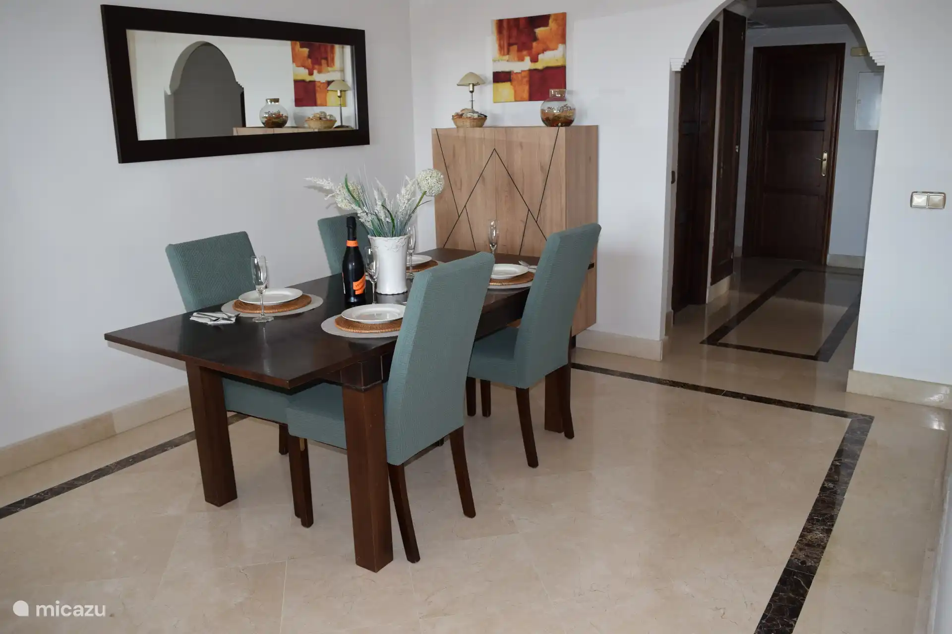 La mesa es extensible y est&#225; rodeada por cuatro c&#243;modas sillas. Ya sea que tenga invitados adicionales o necesite m&#225;s espacio, el &#225;rea de comedor se adapta sin esfuerzo. Pr&#225;ctico y elegante.