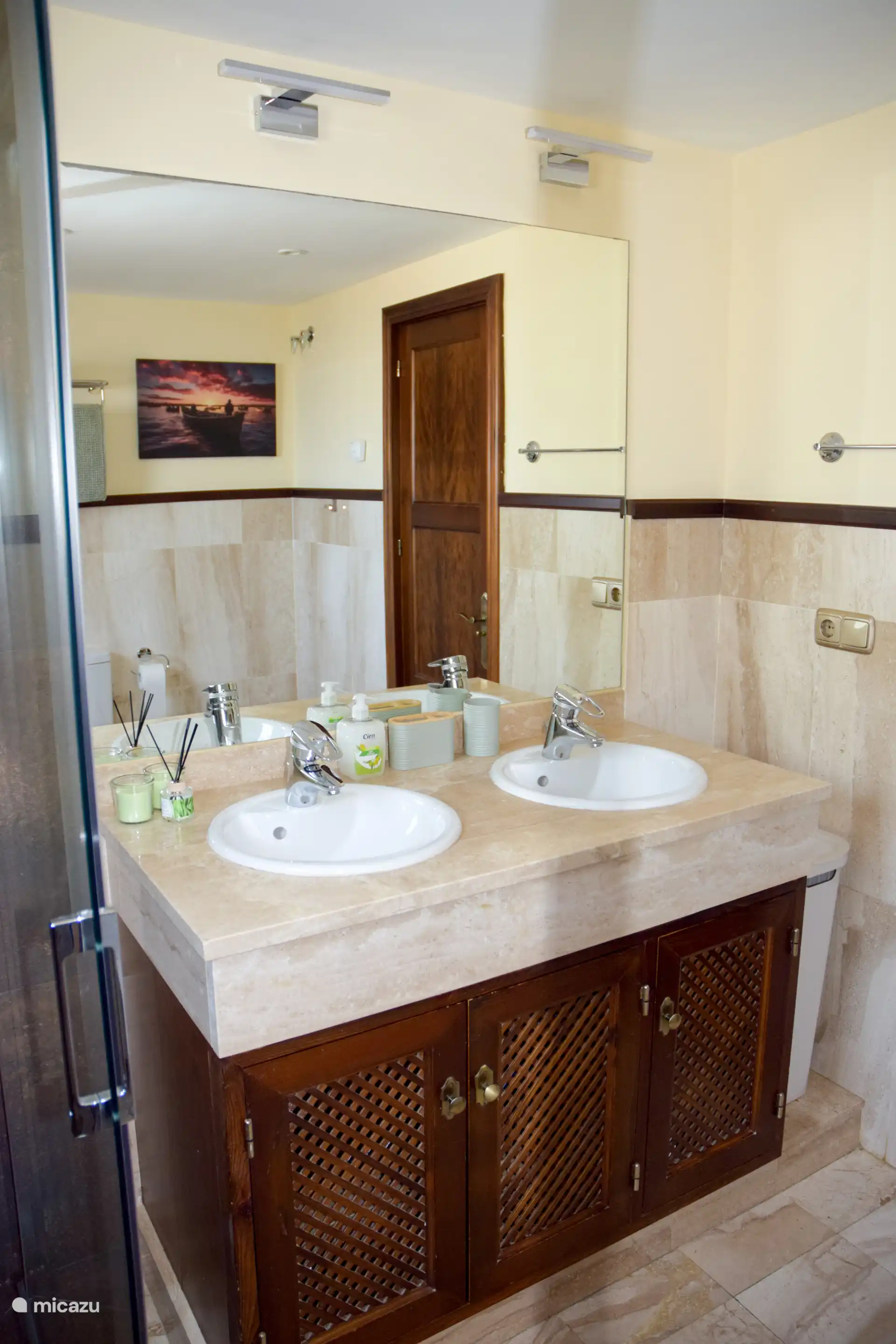 El lavabo doble con un elegante mueble y un generoso espejo ofrece mucho espacio para su cuidado diario. 