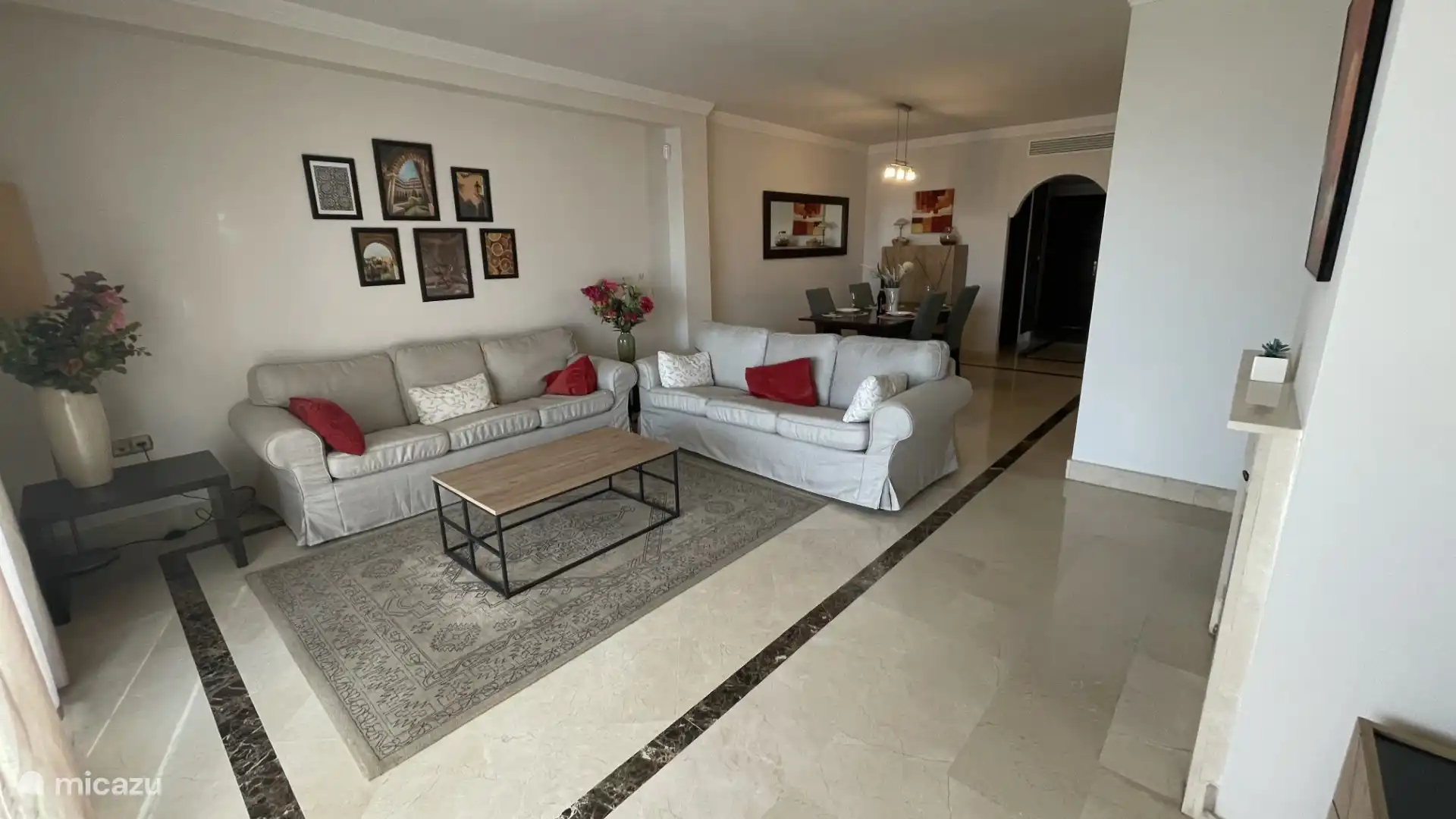 El comedor est&#225; directamente adyacente a la sala de estar y forma una transici&#243;n natural entre la relajaci&#243;n y la uni&#243;n.