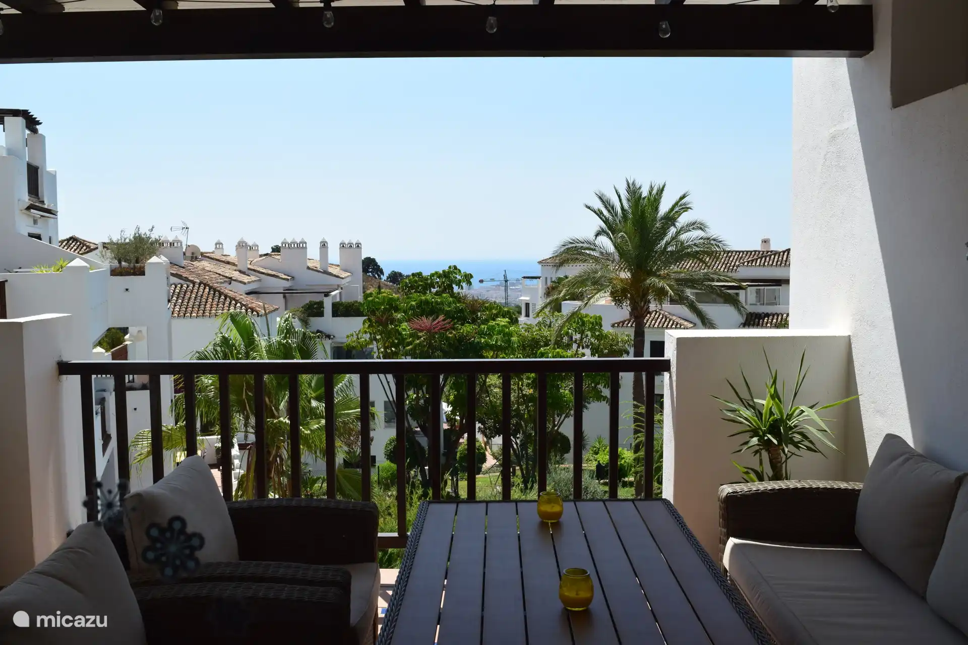 La amplia terraza tiene vistas al jard&#237;n y a la piscina, con impresionantes vistas panor&#225;micas al mar. 