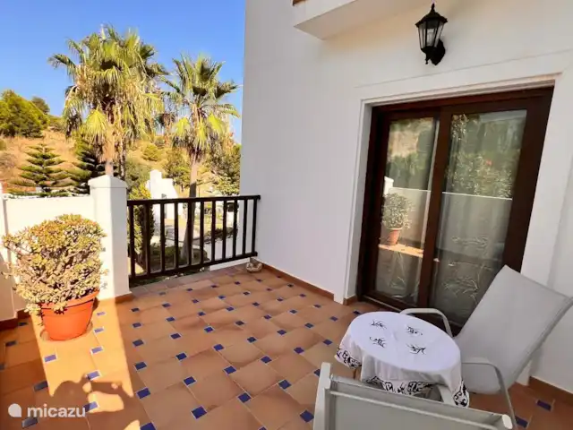 Finca San Antonio - Luxe Appartement huren in Spanje, Andalusië, Mijas - appartement De kamer biedt directe toegang tot een privéterras, wat een aangename uitbreiding van de leefruimte mogelijk maakt.