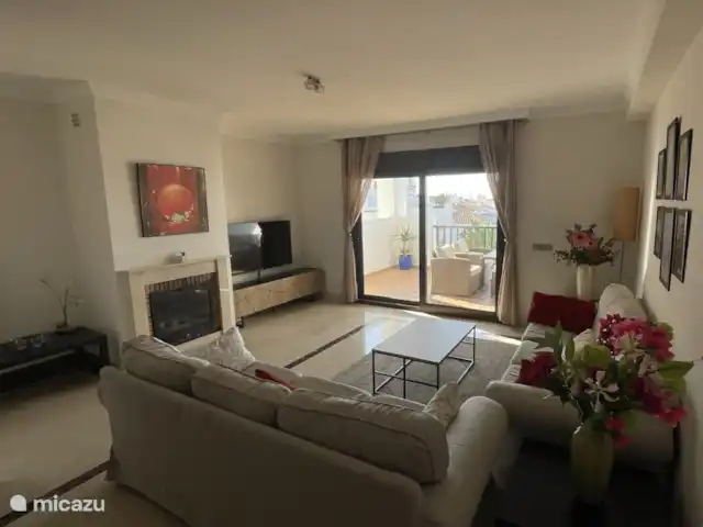 Finca San Antonio - Luxe Appartement huren in Spanje, Andalusië, Mijas - appartement Of je nu wilt genieten van het uitzicht, een gezellige avond voor de haard, of gewoon lekker op de bank ploft — deze ruimte biedt comfort in stijl.