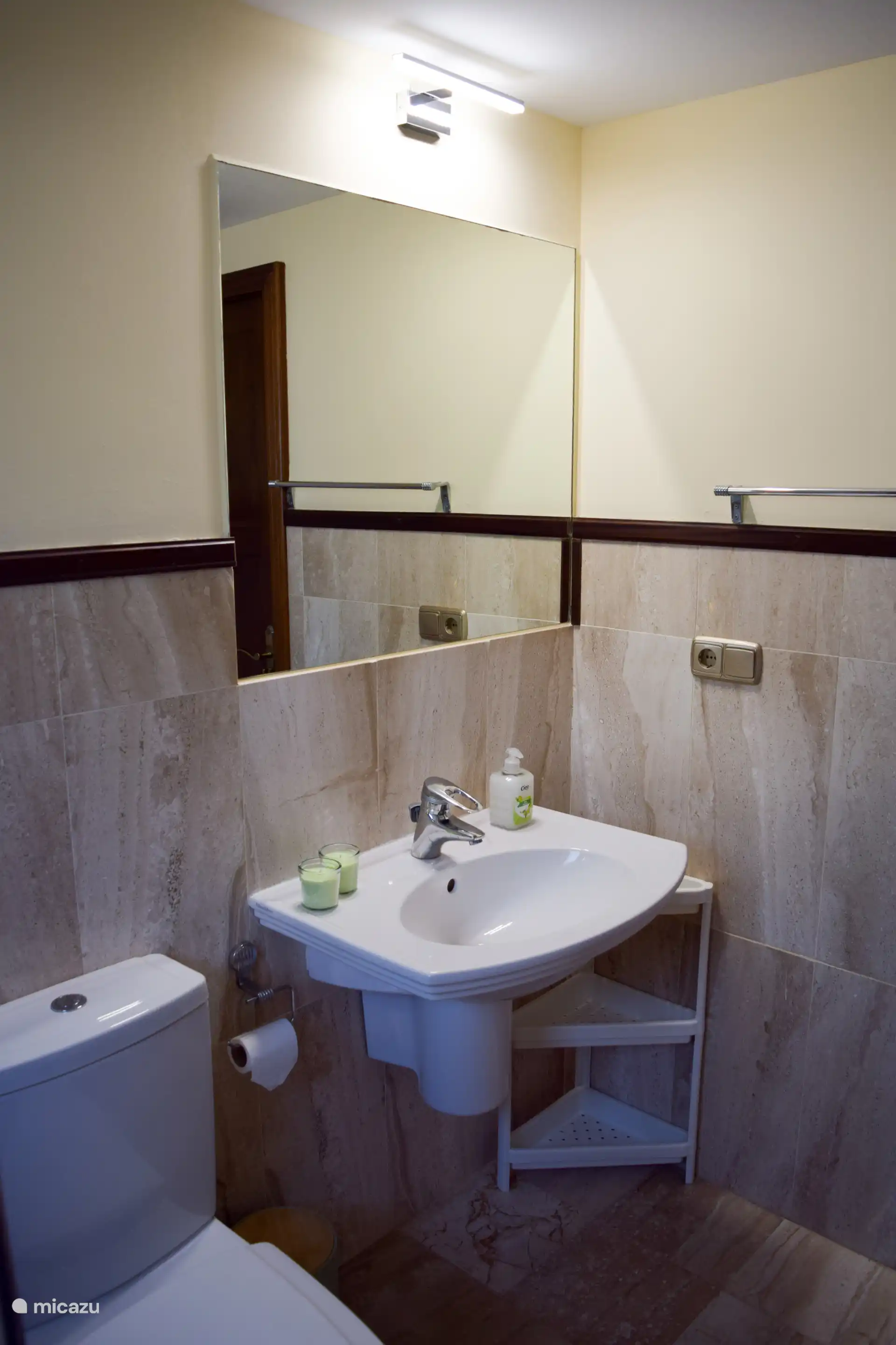 El ba&#241;o tiene un elegante lavabo con espejo, hay muchas toallas, jab&#243;n y champ&#250; disponibles, para que pueda disfrutar de su estancia sin preocupaciones.