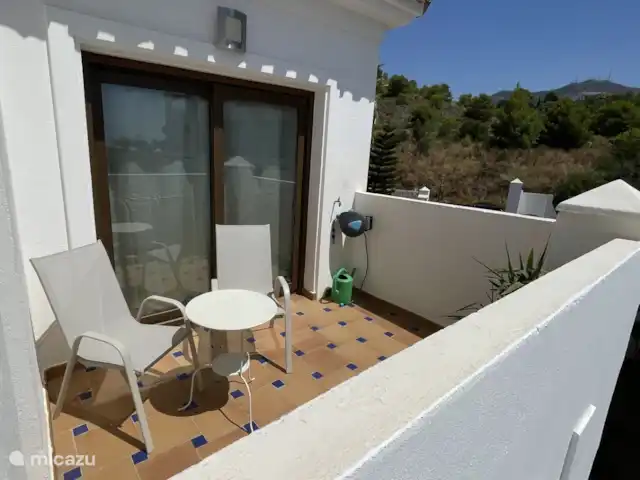 Finca San Antonio - Luxe Appartement huren in Spanje, Andalusië, Mijas - appartement Het kleinere terrasgedeelte is een uitnodigende plek om rustig te genieten van een vers kopje koffie – een perfect hoekje voor een ontspannen start van de dag.