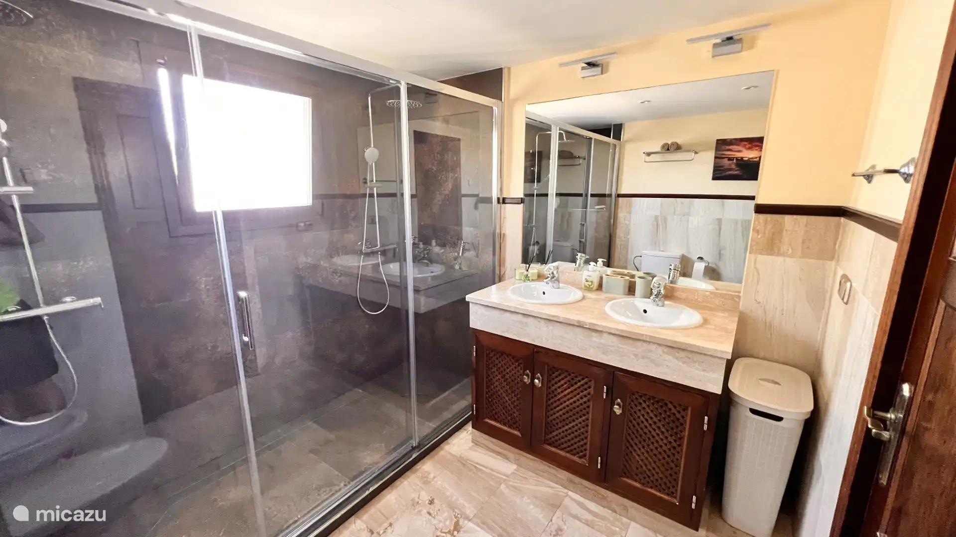 El dormitorio principal cuenta con un elegante ba&#241;o en suite. Se puede acceder a &#233;l a trav&#233;s de un pasaje directo y ofrece todo el confort que se espera de un ba&#241;o de lujo.