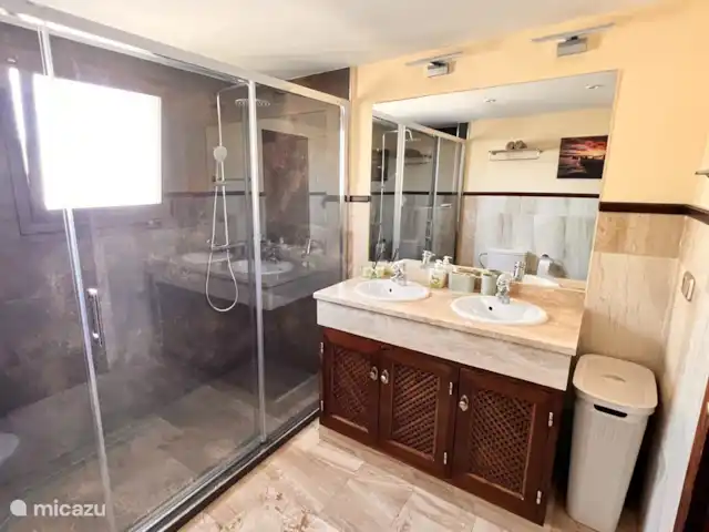 Finca San Antonio - Luxe Appartement huren in Spanje, Andalusië, Mijas - appartement De masterbedroom beschikt over een stijlvolle en-suite badkamer. Deze is bereikbaar via een directe doorgang en biedt alle comfort die je van een luxe badkamer mag verwachten.