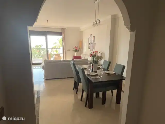 Finca San Antonio - Luxe Appartement huren in Spanje, Andalusië, Mijas - appartement De eethoek is meer dan een plek om te eten — het is een plek om samen te komen. Voor lange gesprekken, goed gezelschap en lekker eten. Hier ontstaan de mooiste herinneringen.