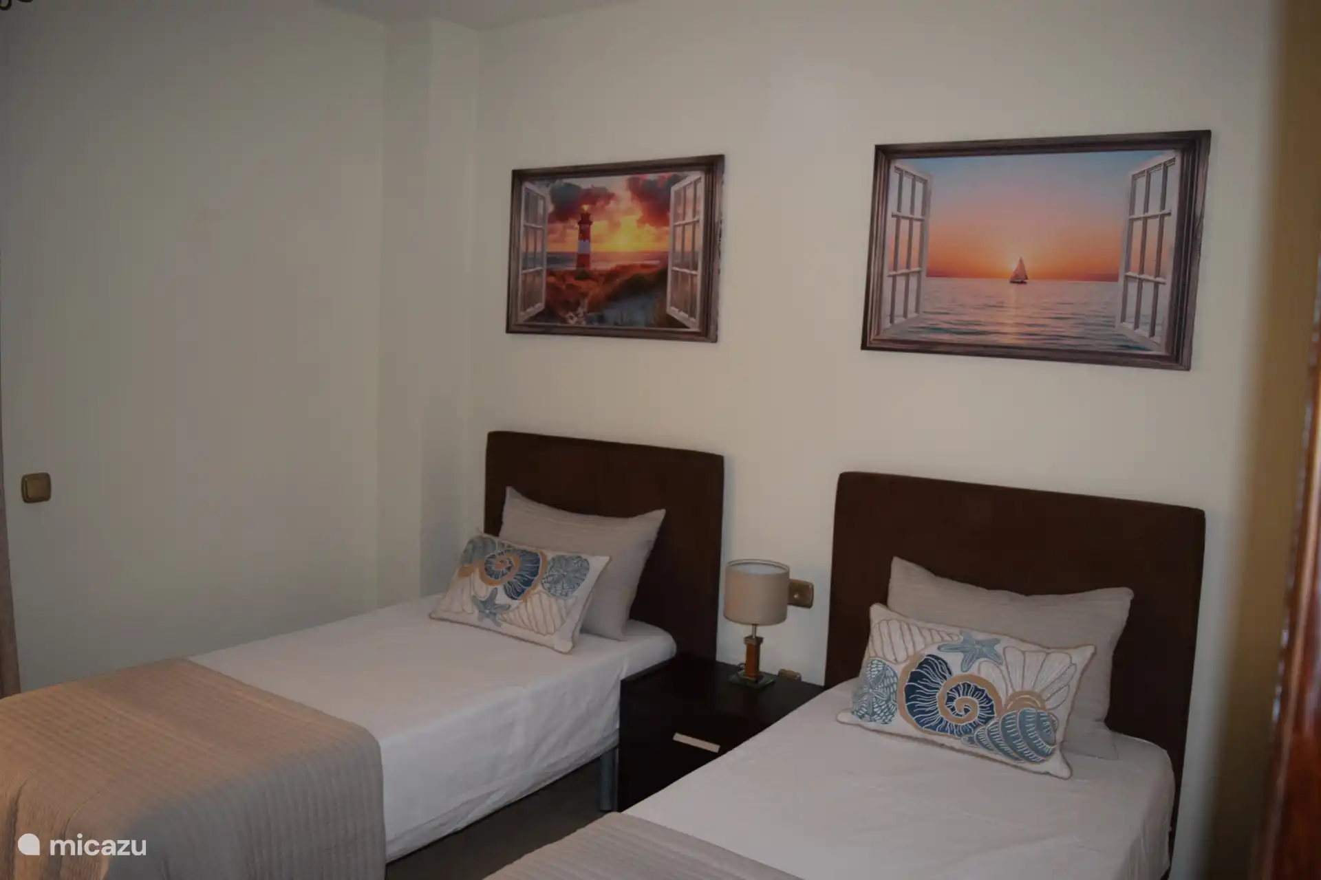 El espacio est&#225; equipado con dos camas individuales, ideales para uso individual o estancia compartida.