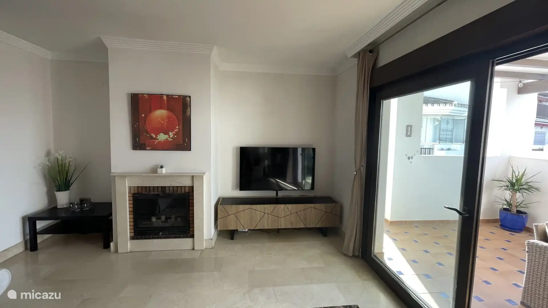 El sal&#243;n est&#225; equipado con todo lo necesario para relajarse: