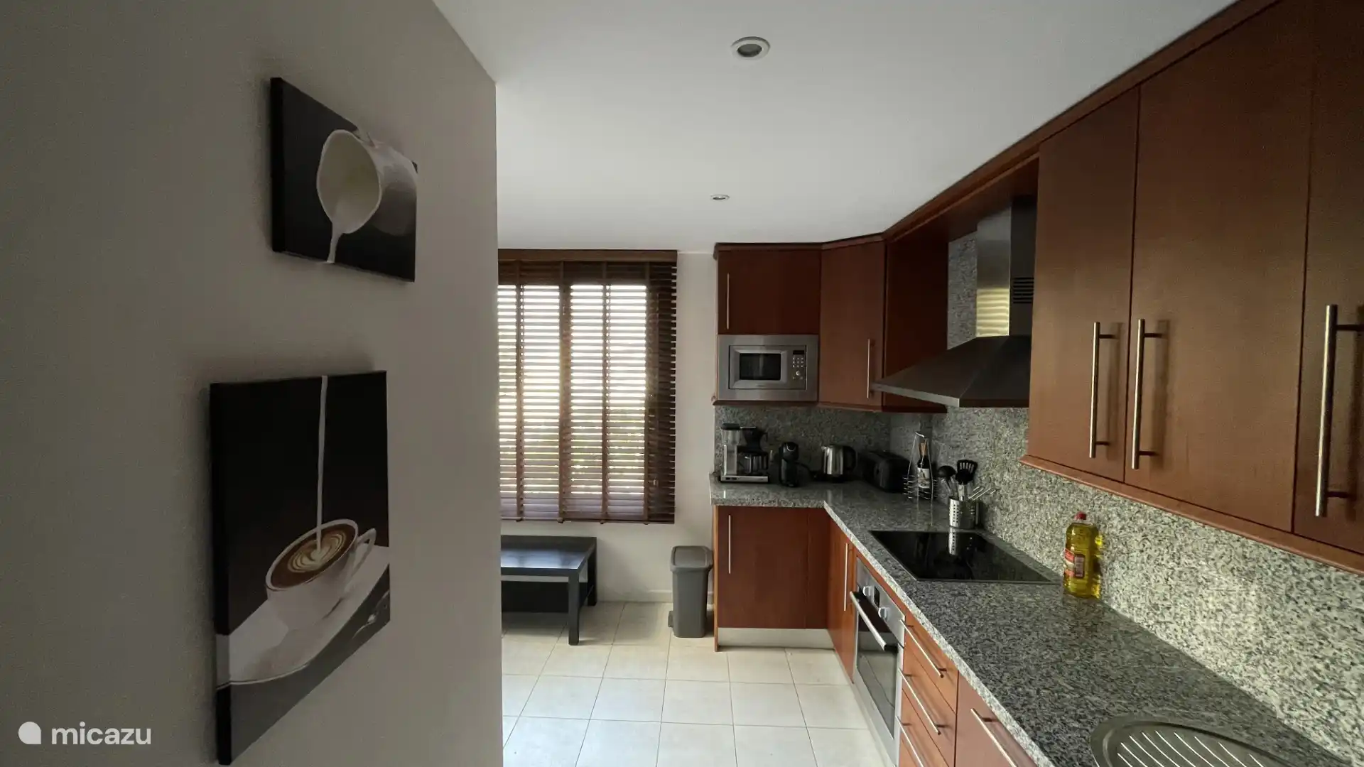 Esta cocina amplia y luminosa es accesible desde el vest&#237;bulo central y ofrece todo lo necesario para una estancia relajante y confortable. La elegante decoraci&#243;n y los modernos electrodom&#233;sticos hacen que cocinar aqu&#237; sea un placer