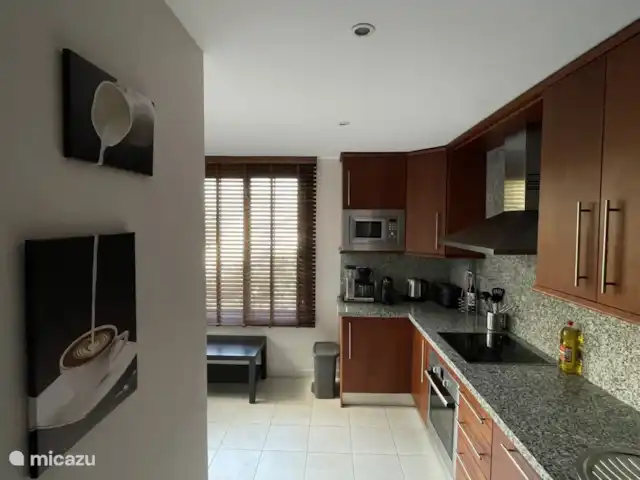 Finca San Antonio - Luxe Appartement huren in Spanje, Andalusië, Mijas - appartement Deze lichte, ruime keuken is bereikbaar vanuit de centrale hal en biedt alles voor een ontspannen en comfortabel verblijf. De strakke inrichting en moderne apparatuur maken koken hier een plezier