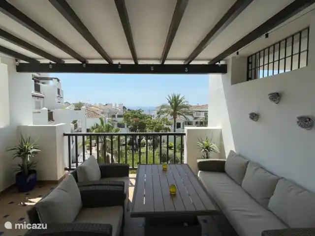 Finca San Antonio - Luxe Appartement huren in Spanje, Andalusië, Mijas - appartement Op het hoofdterras staat een stijlvolle loungeset waar je heerlijk kunt relaxen. De in hoogte verstelbare tafel maakt het mogelijk om ook comfortabel te dineren met uitzicht op het mooie  landschap.