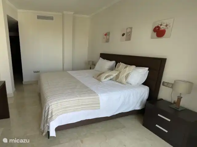 Finca San Antonio - Luxe Appartement huren in Spanje, Andalusië, Mijas - appartement De slaapkamer is hee ruimtelijk en voorzien van airco, verntlator en de hal is voorzien van veel inbouwkasten en een grote spiegel.