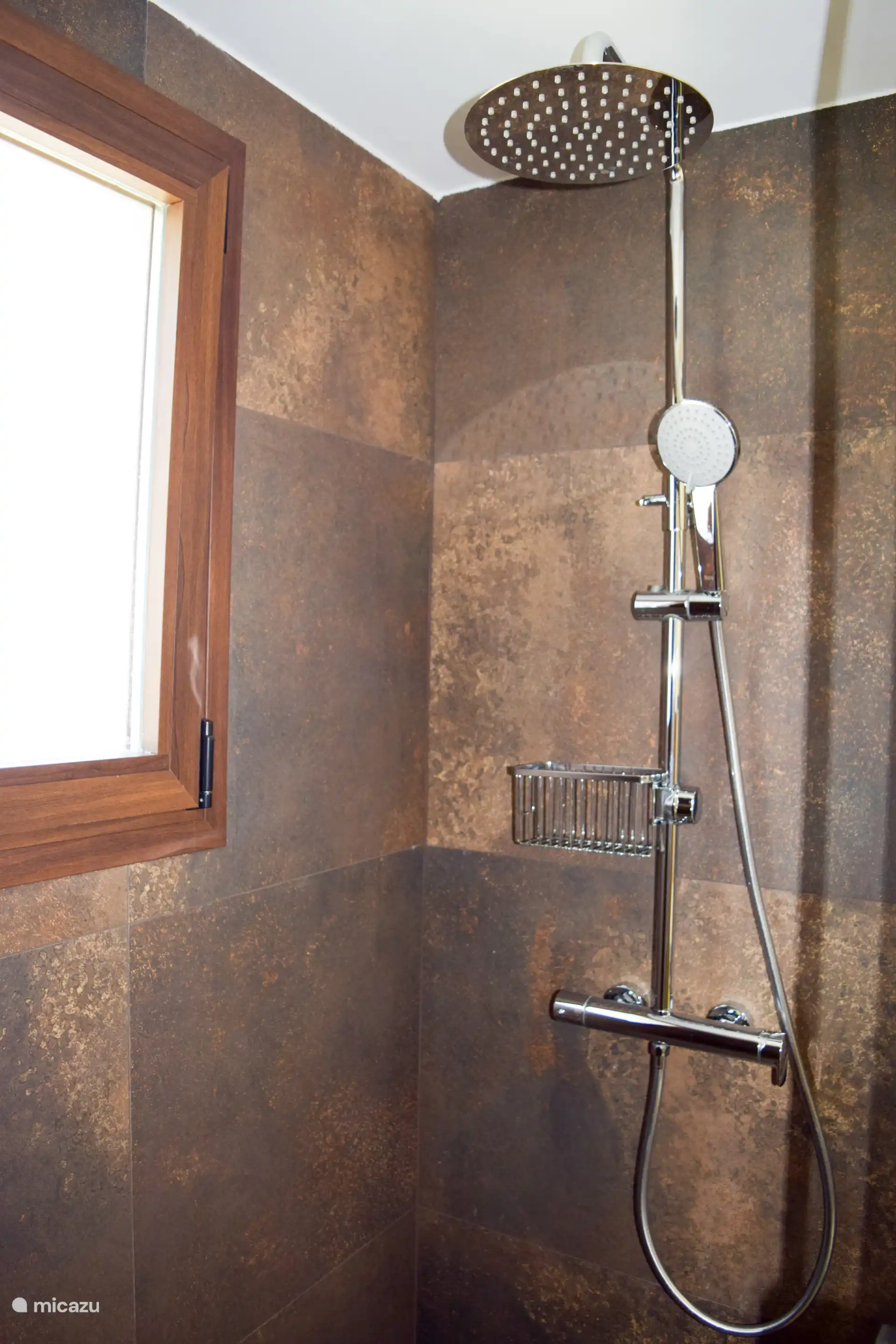 La ducha de lluvia con ducha de mano adicional. Gracias a la ventana oscilobatiente, puede disfrutar de una ventilaci&#243;n &#243;ptima y un ambiente fresco.