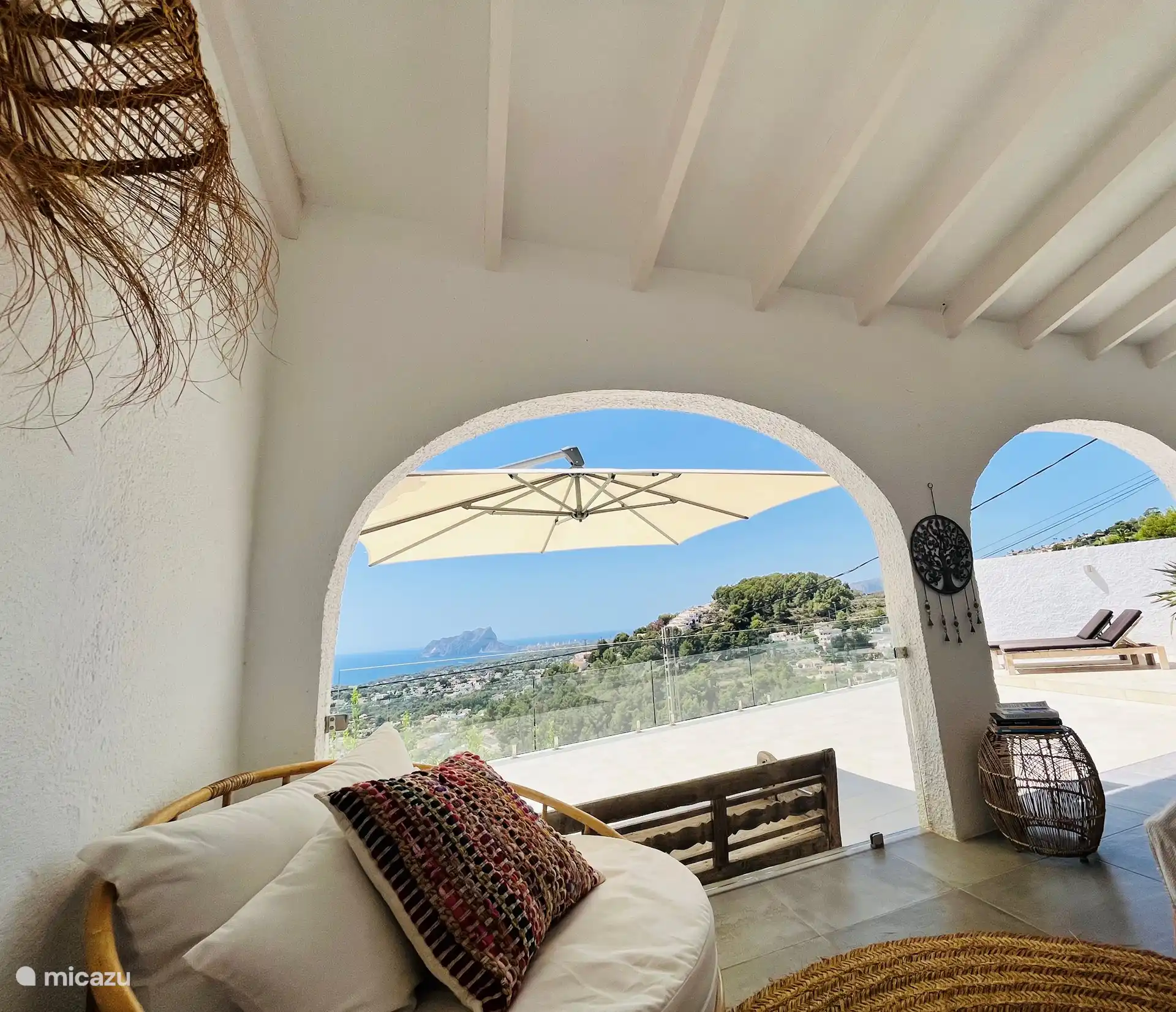 Pergola mit Aussicht. Ideal, um in aller Ruhe ein Buch zu lesen oder einfach nur zu träumen.
