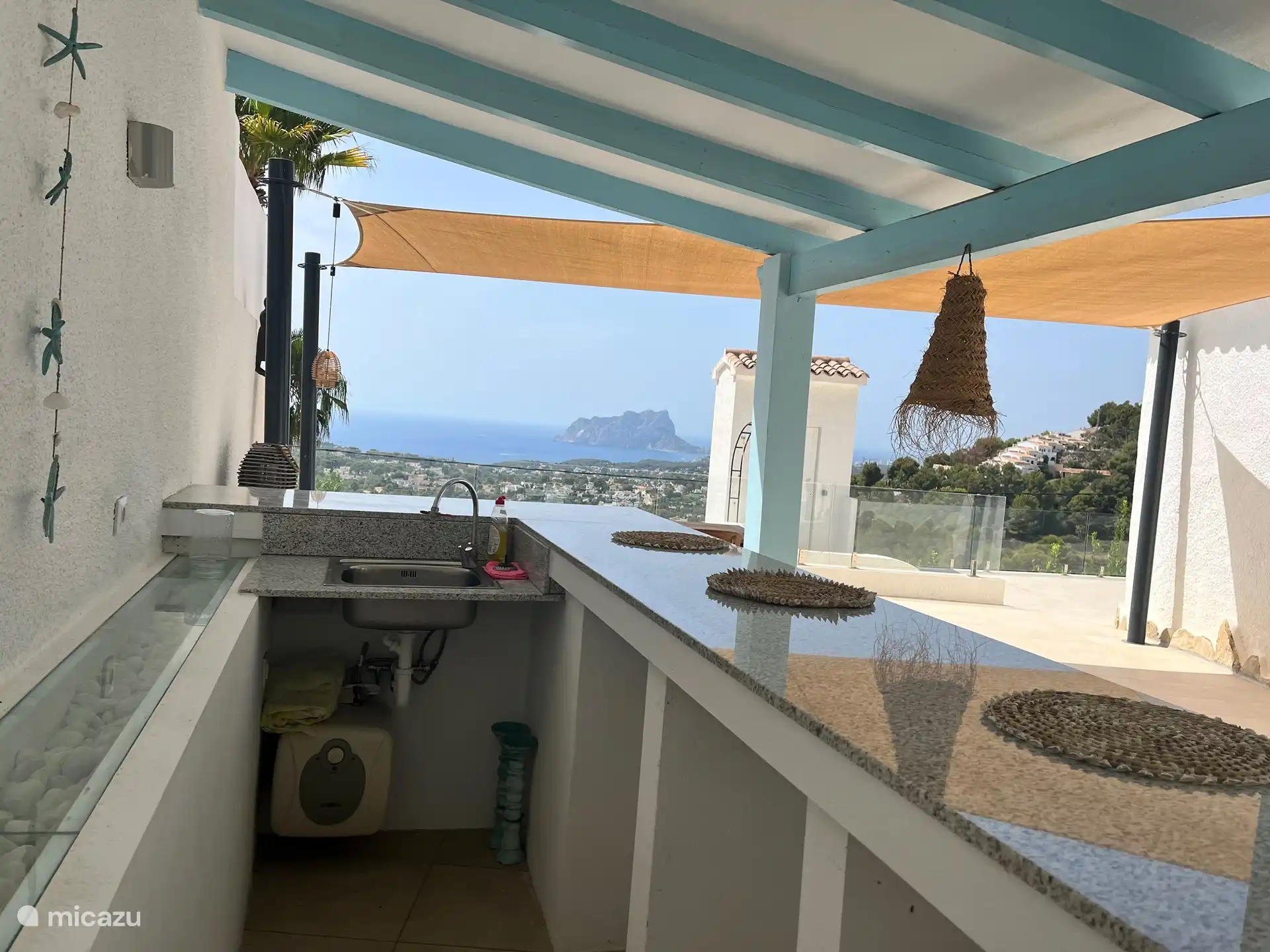 Bar mit Außenküche (BBQ)