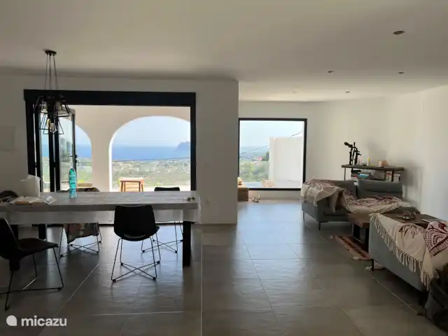 Location de Vacances Espagne, Costa Blanca, Moraira, villa - Villa Charlotte Salon ouvert intégré avec pergola avec de belles vues