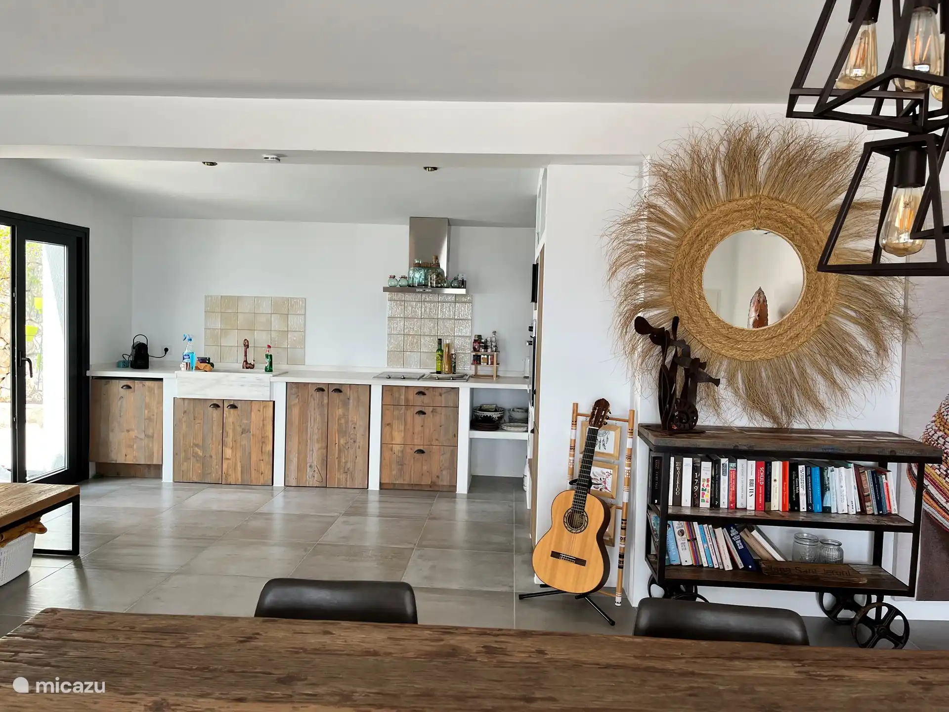 Offene Küche und integriertes Esszimmer mit Meerblick