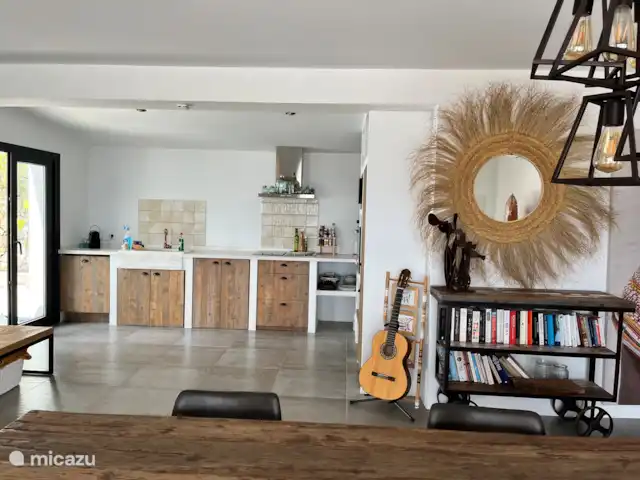 Location de Vacances Espagne, Costa Blanca, Moraira, villa - Villa Charlotte Cuisine ouverte et salle à manger intégrée avec vue sur la mer